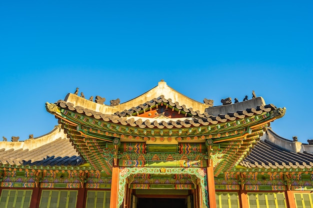 Photo low angle view of temple against building against clear blue sky