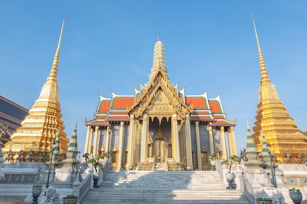 Photo low angle view of temple against building