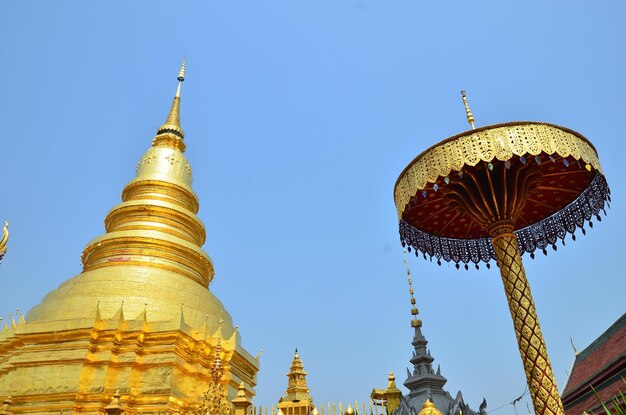 明るい青い空を背景にした寺院の低角度の景色