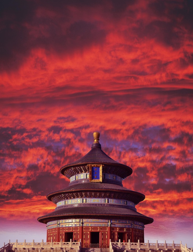 Photo 劇的な空に照らされた寺院の低角度の景色