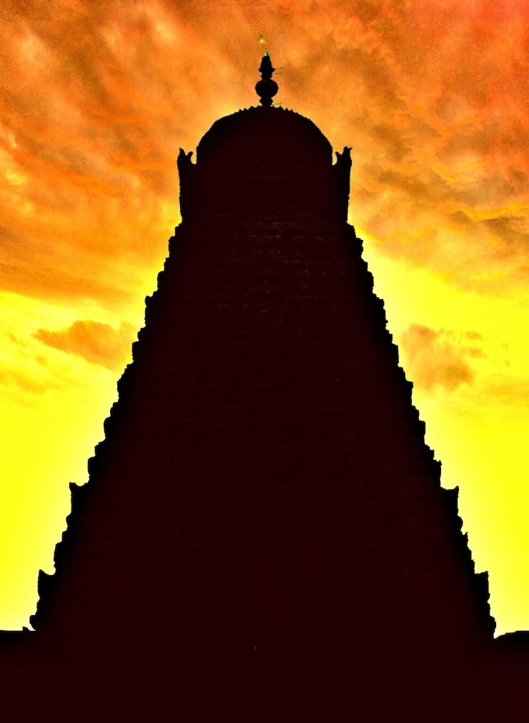 Photo low angle view of temple against sky at sunset