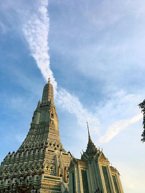 天空を背景にした寺院の低角度の景色