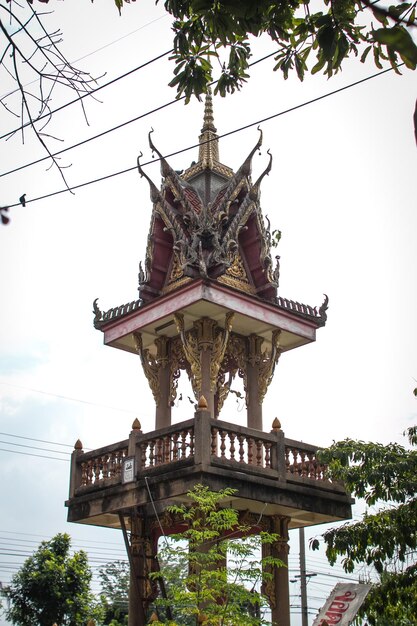 Photo low angle view of temple against sky