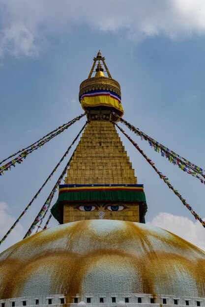 Photo low angle view of temple against sky