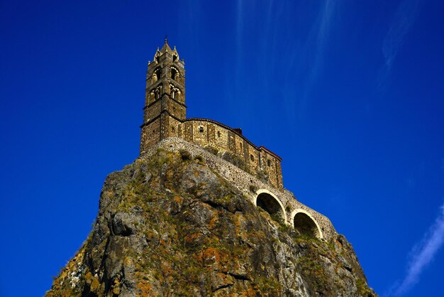 Foto vista a basso angolo del tempio contro il cielo