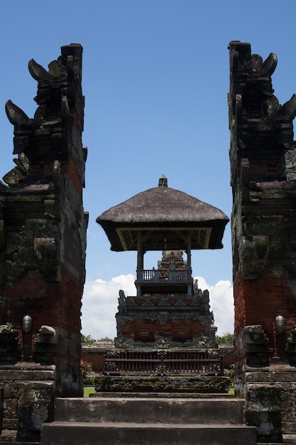 Photo low angle view of temple against sky