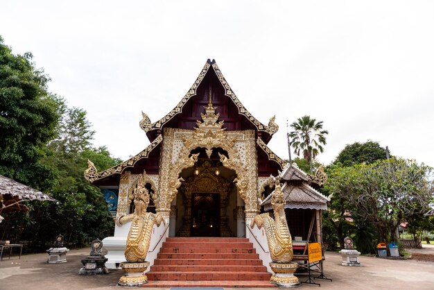 天空を背景にした寺院の低角度の景色