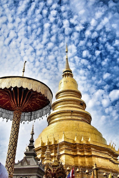 天空を背景にした寺院の低角度の景色