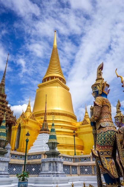 Photo low angle view of temple building against sky