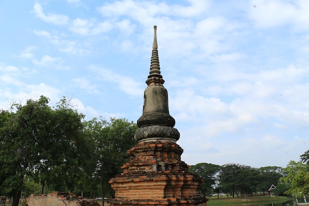 天空に照らされた寺院の低角度の景色