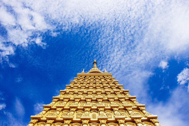 天空に照らされた寺院の低角度の景色