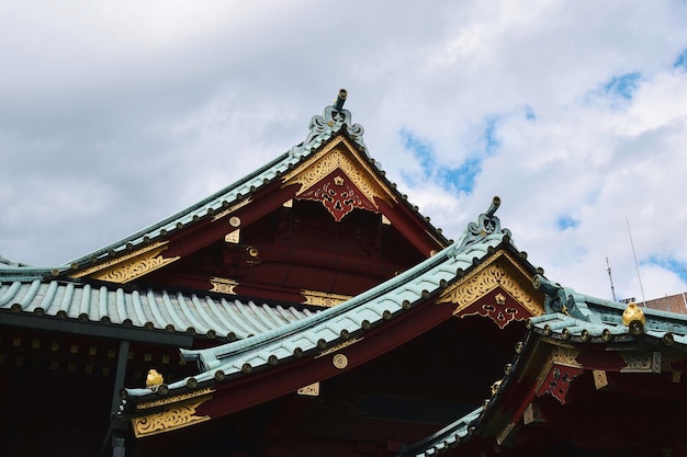 天空に照らされた寺院の低角度の景色