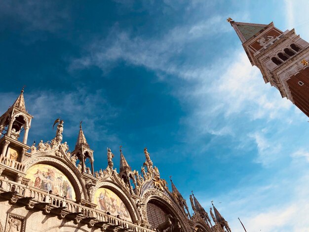 Photo low angle view of temple building against sky