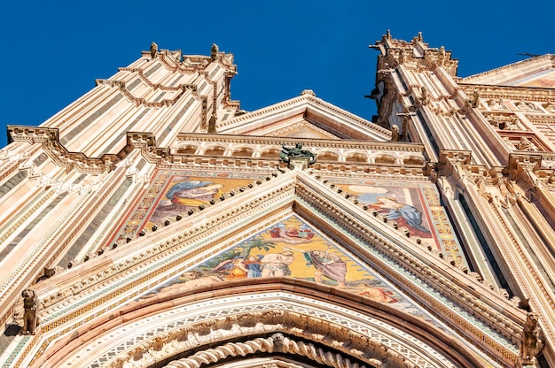 Foto vista a basso angolo dell'edificio del tempio contro il cielo.