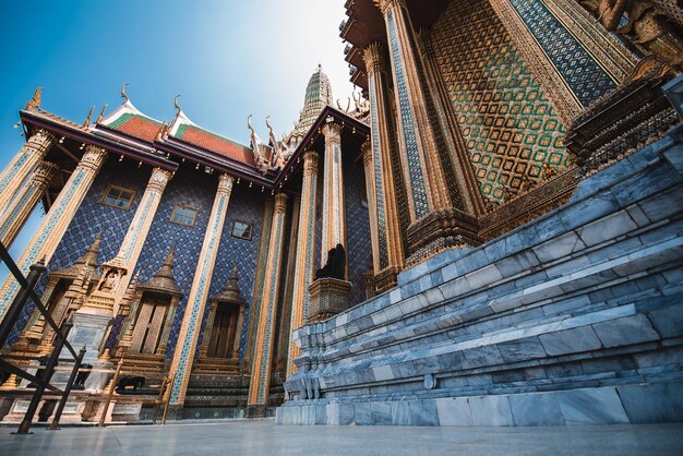 Vista ad angolo basso del tempio del buddha di smeraldo wat phra kaew a bangkok in thailandia