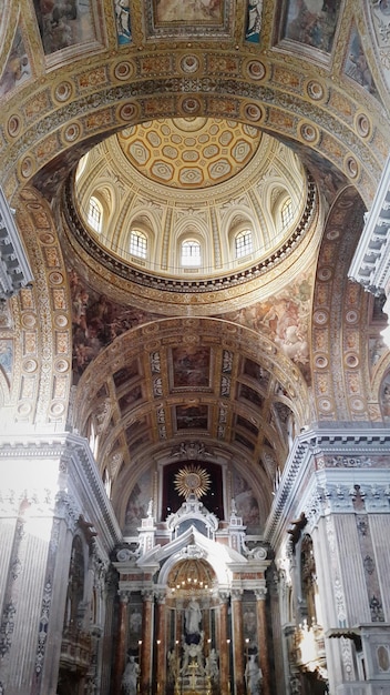 Foto vista a basso angolo del tempio