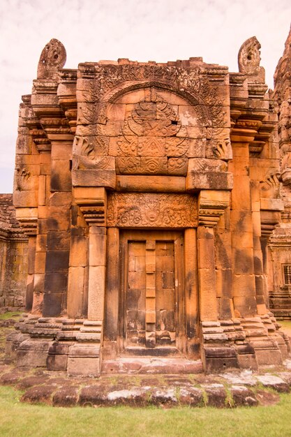 Photo low angle view of a temple