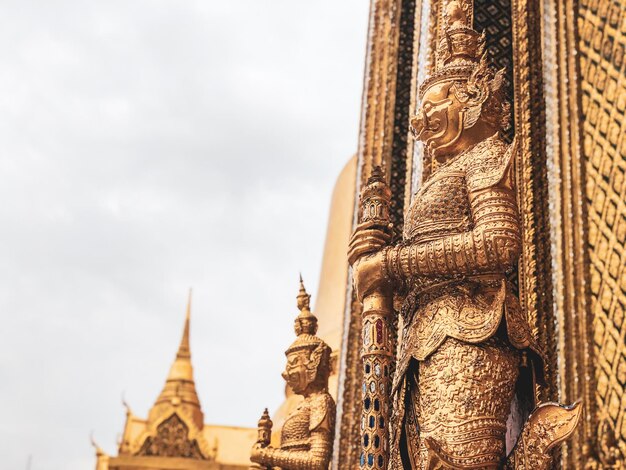 Photo low angle view of a temple