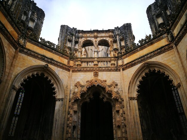 Photo low angle view of a temple