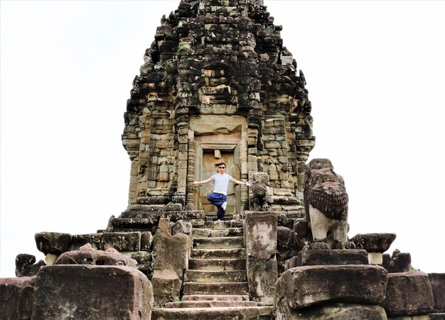 Photo low angle view of a temple