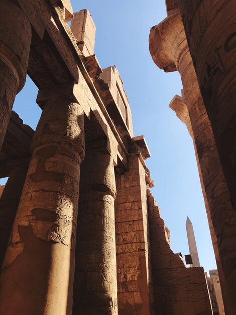 Foto vista a bassa angolazione di un tempio