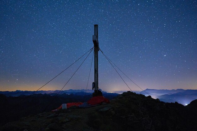 Foto vista a basso angolo della tenda contro un cielo limpido di notte