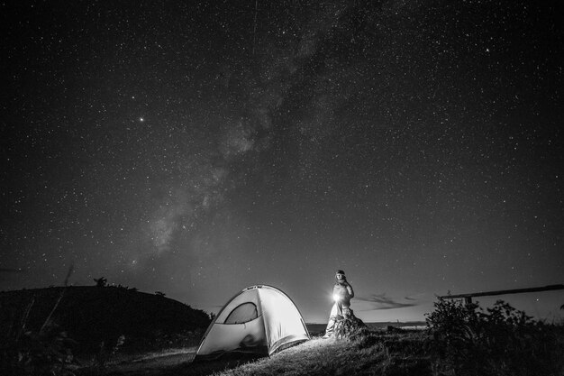 Foto vista a basso angolo della tenda contro il cielo di notte