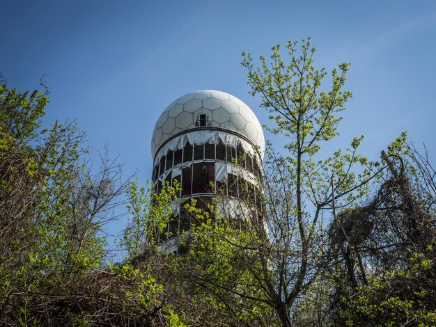 Photo low angle view of teufelsberg tower against clear blue sky berlin