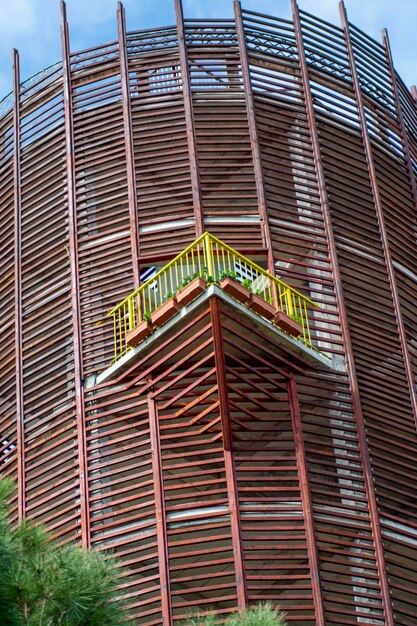 Photo low angle view of text on building against sky