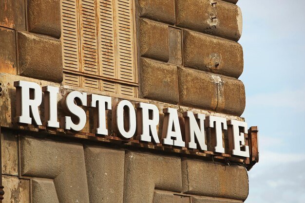 Photo low angle view of text on building against sky