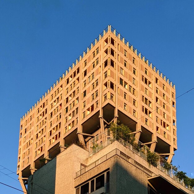 Photo low angle view of torre velasca against blue sky