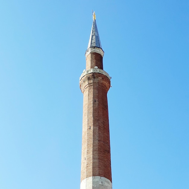 Photo low angle view of tower against blue sky