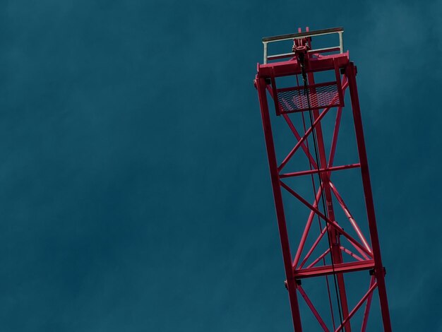 Photo low angle view of tower against blue sky