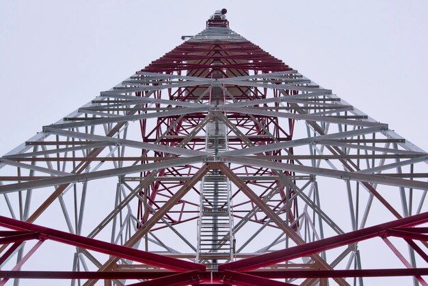 明るい空に照らされた塔の低角度の景色