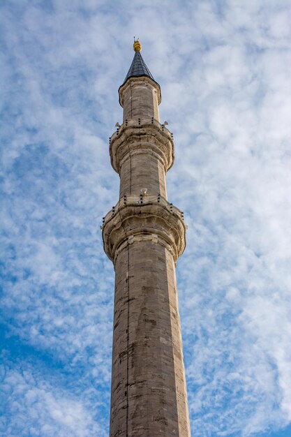 Foto vista a basso angolo della torre contro un cielo nuvoloso