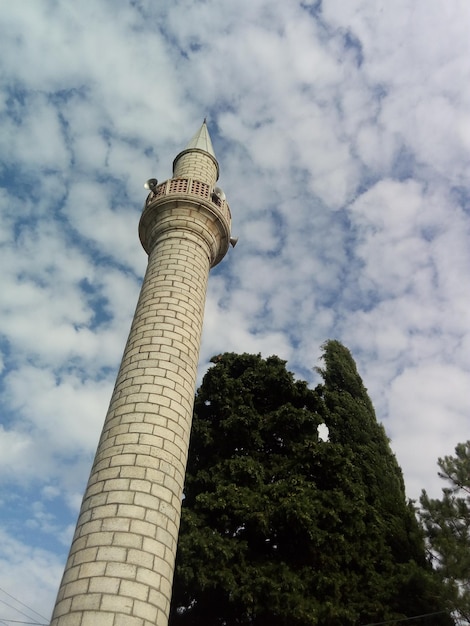 Photo low angle view of tower against cloudy sky