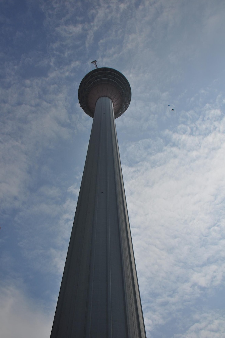 Photo low angle view of tower against sky