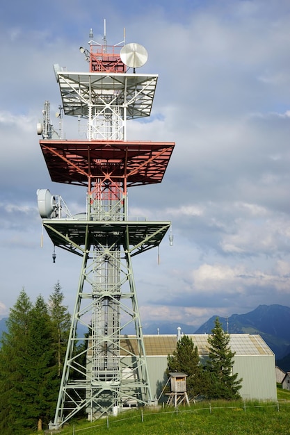 Foto vista a basso angolo della torre contro il cielo