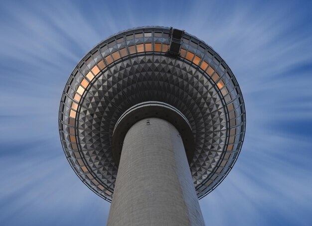 Foto vista a basso angolo della torre contro il cielo