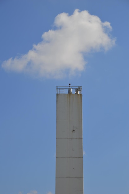 Photo low angle view of tower against sky