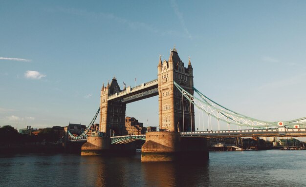 Foto vista a bassa angolazione del tower bridge sul fiume tamigi contro il cielo