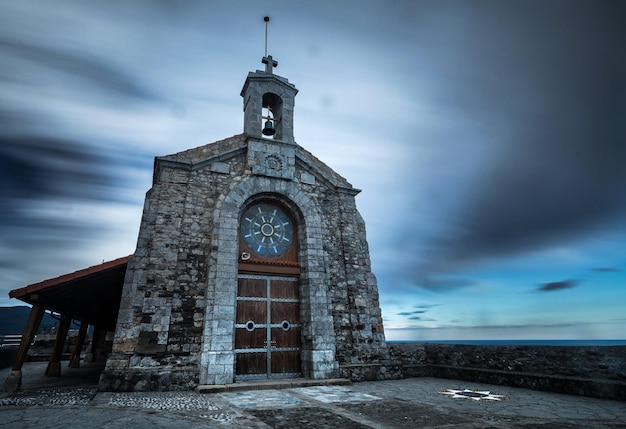 Foto vista a basso angolo della torre e dell'edificio contro il cielo