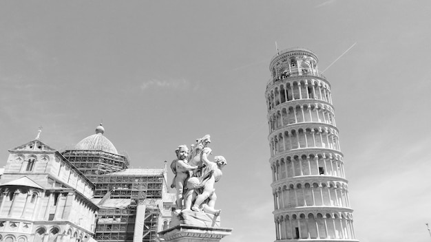 Foto vista a bassa angolazione della torre di pisa, in italia