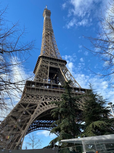 Foto vista a basso angolo della torre