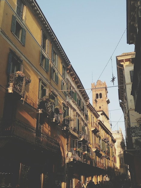 Foto vista a basso angolo della città contro un cielo limpido