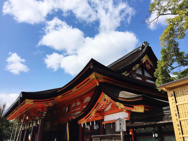 雲の空に照らされた伝統的な建物の低角度の景色