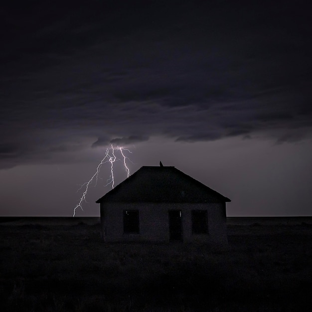 Foto vista a basso angolo di un edificio tradizionale contro il cielo di notte