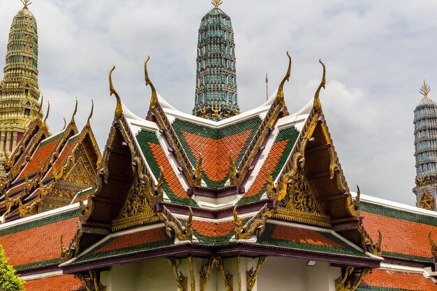 Photo low angle view of traditional building against sky