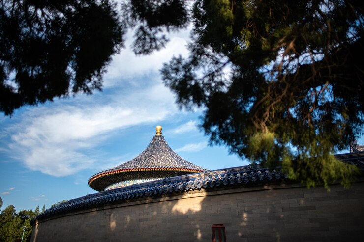 Photo 傳統建築對天空的低角度視角
