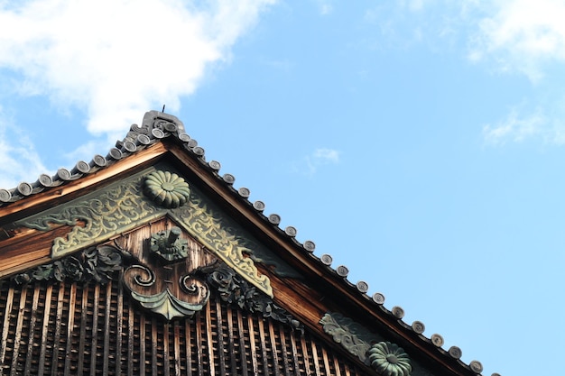 Photo low angle view of traditional house against cloudy sky